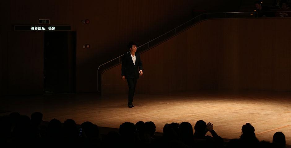 12月8日晚，上海纽约大学郎朗专场音乐会在上海东方艺术中心举办。郎朗现场深情诠释了肖邦和柴可夫斯基的曲目。 (摄影：Dylan J Crow)