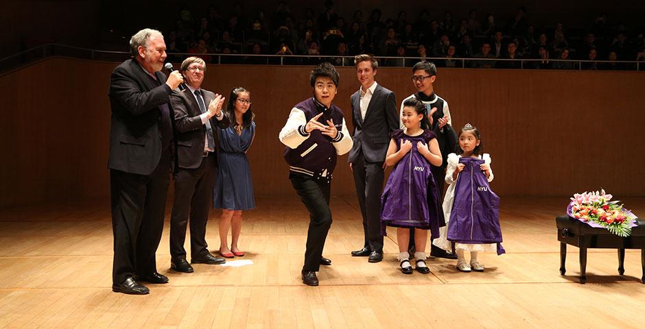12月8日晚，上海纽约大学郎朗专场音乐会在上海东方艺术中心举办。郎朗现场深情诠释了肖邦和柴可夫斯基的曲目。 (摄影：Dylan J Crow)