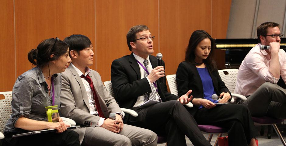 NYU Shanghai's first-ever graduate school panel featured faculty and professionals who provided advice on applying to and attending graduate programs in law, medical, business, and research doctorates. This was followed by a mixer, where panelists and students mingled and chatted. April 24, 2015. (Photo by Fred Wu)