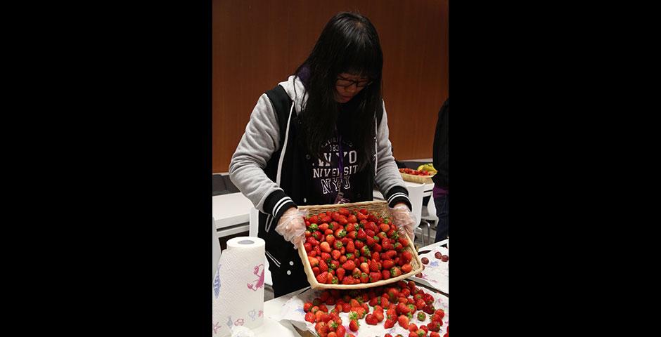 NYU Shanghai students kicked off the Spring 2015 semester with a variety of fruits at the official Welcome Back Mixer. January 26, 2015. (Photo by Sunyi Wang)