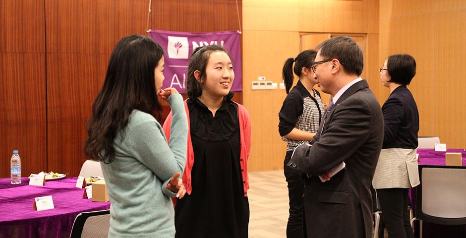 The NYU Alumni Executive Mentor Program, which pairs alumni mentors with current NYU Shanghai students for professional development, launches its inaugural year with a kick-off dinner. Jeff Lehman, Vice Chancellor of NYU Shanghai, praised the participants in their collaboration to improve linkages across the NYU global community. January 29, 2015. (Photo by Annie Seaman)