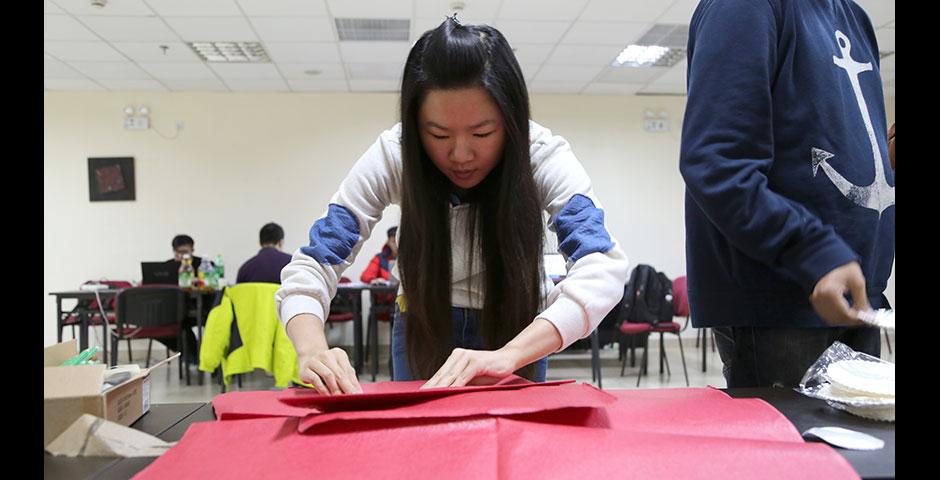 上海纽约大学学生迎新春活动之一：剪纸。2015年二月一日。 （摄影：Annie Seaman)