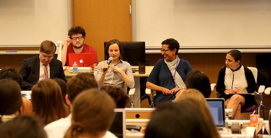 2015年5月7日， 教授们与学生坐在一起， 畅谈心声。 (摄影：Annie Seaman)