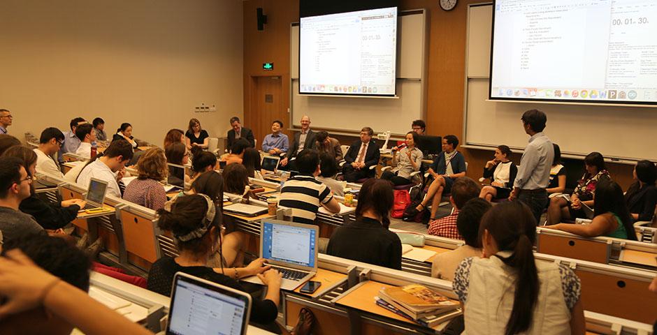2015年5月7日， 教授们与学生坐在一起， 畅谈心声。 (摄影：Annie Seaman)