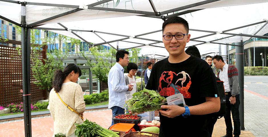 Yi Xiaowu (易晓武), organizer of the Fang Cun Di (方寸地) farmers’ market, brings her eco-friendly products to NYU Shanghai. May 8, 2015. (Photo by Annie Seaman)