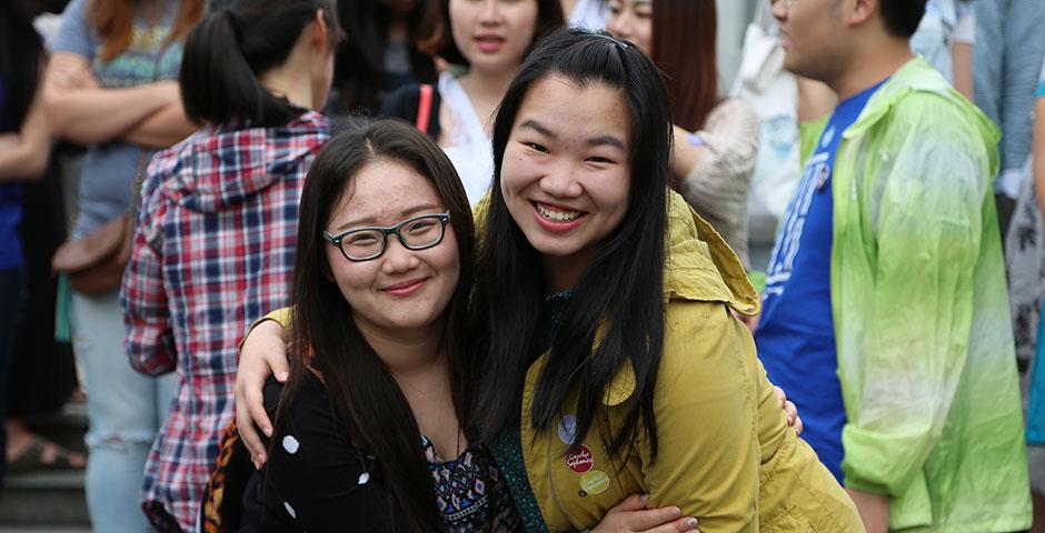 2015年5月9日星期六，上海纽约大学的大二学生最后一次团聚。在此后的一年里，他们将各奔东西，在纽约大学全球教育体系内游学于世界各地。(摄影：Kevin Pham)