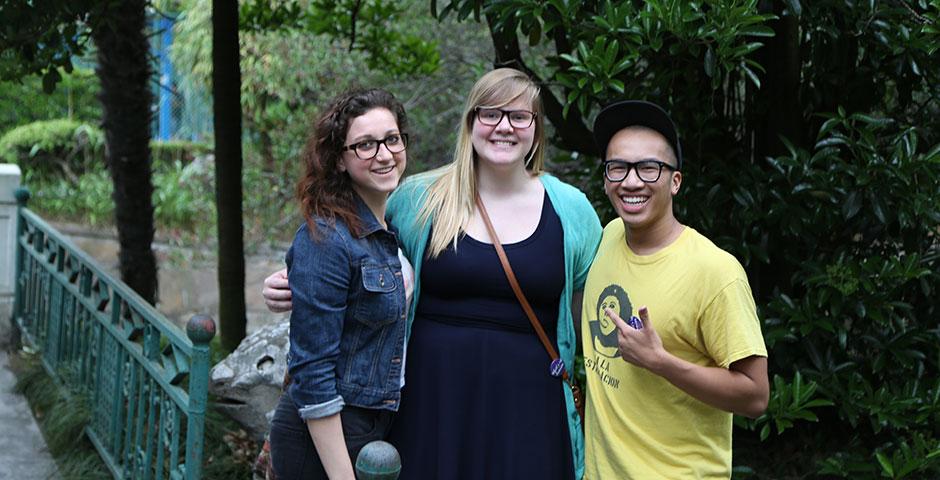 2015年5月9日星期六，上海纽约大学的大二学生最后一次团聚。在此后的一年里，他们将各奔东西，在纽约大学全球教育体系内游学于世界各地。(摄影：Kevin Pham)