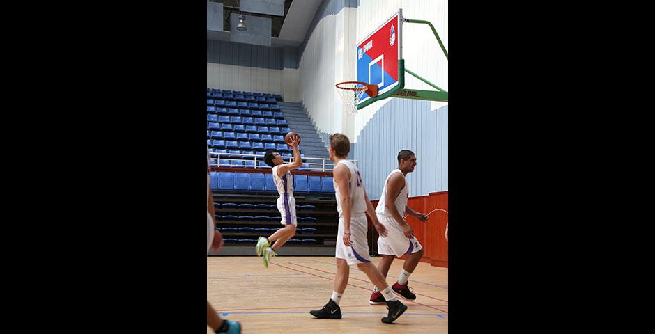 NYU Shanghai faces off against Duke Kunshan University in women's volleyball and men's basketball as part of Viva La Violet Week. April 18, 2015. (Photo by Sunyi Wang)