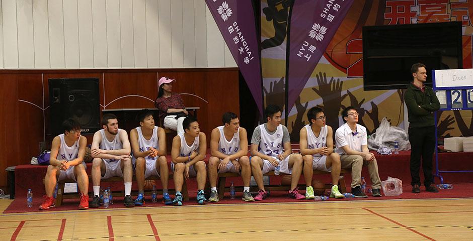 2015年4月18日，上海纽约大学与昆山杜克大学学生举行了排球、篮球友谊赛。 (摄影：王孙怡)