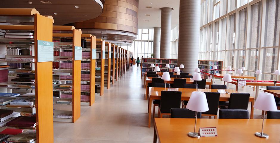 8月24日，上海纽约大学2019届新生齐聚浦东图书馆演讲厅，接受由浦东图书馆赠予的免费图书馆借阅卡。(摄影：Dylan J Crow)
