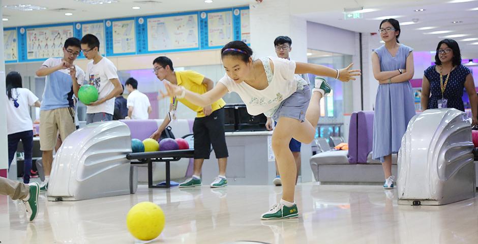 2015年8月28日傍晚，上海纽约大学新生参加“保龄球与桌球之夜”活动，学生积极参与，现场气氛十分热烈。(摄影：Dylan J Crow)
