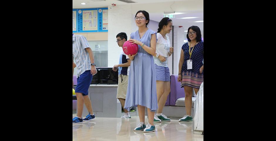 2015年8月28日傍晚，上海纽约大学新生参加“保龄球与桌球之夜”活动，学生积极参与，现场气氛十分热烈。(摄影：Dylan J Crow)