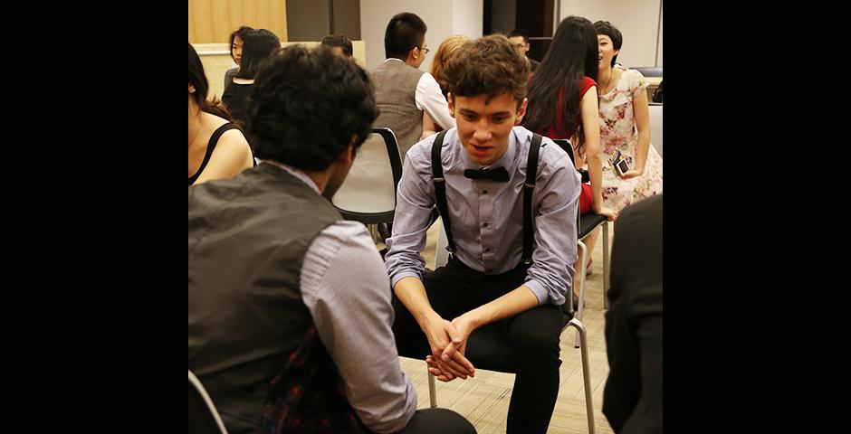 2015年8月29日傍晚，上海纽约大学学生举行爵士之夜活动，中国学生与外国学生互相交流，认识彼此。 (摄影：Dylan J Crow)