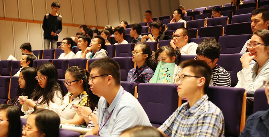 9月16日傍晚，“2015中美大学生对话”活动在上海纽约大学举行，同学们坦诚分享自己的大学梦。稍后，首份中美大学生问卷调查结果将新鲜出炉，共有超过100名美国大学生和近400名中国大学生参与。（摄影：王孙怡）