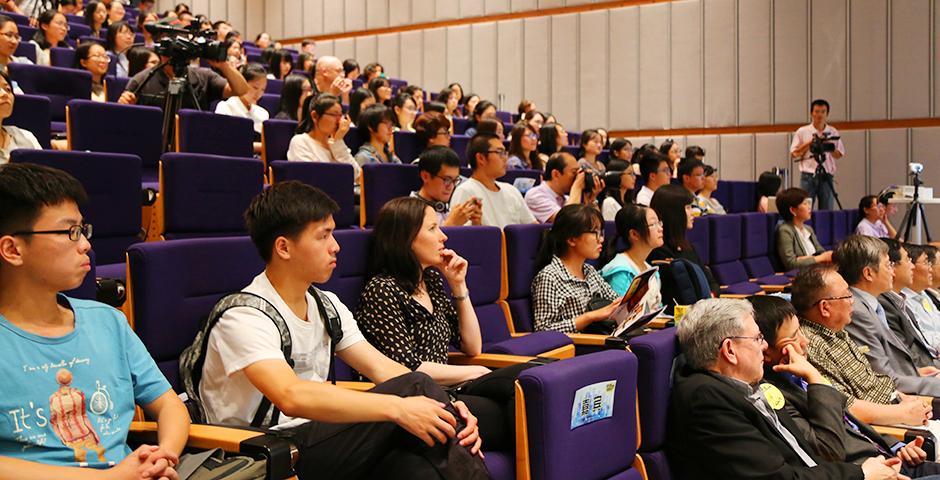 9月16日傍晚，“2015中美大学生对话”活动在上海纽约大学举行，同学们坦诚分享自己的大学梦。稍后，首份中美大学生问卷调查结果将新鲜出炉，共有超过100名美国大学生和近400名中国大学生参与。（摄影：王孙怡）