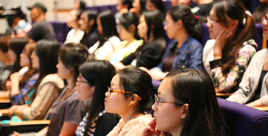 9月16日傍晚，“2015中美大学生对话”活动在上海纽约大学举行，同学们坦诚分享自己的大学梦。稍后，首份中美大学生问卷调查结果将新鲜出炉，共有超过100名美国大学生和近400名中国大学生参与。（摄影：王孙怡）