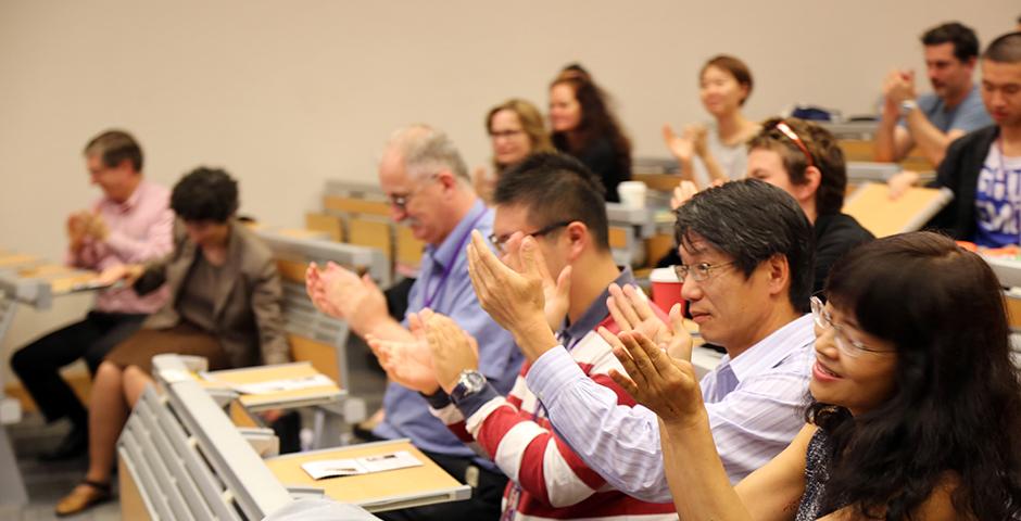 10月13日晚，上海纽约大学美术馆Making Waves with Moving Images 电影艺术系列拉开帷幕。首位嘉宾是中国电影人郑大圣导演。他的纪录片《DVChina》生动纪实了一群乡村文化工作者的DV拍摄苦旅。观影后，导演分享了拍摄的起源以及背后的花絮， 观众被真实的故事和这一独特形式的中国梦深深打动。（摄影：胡文倩）