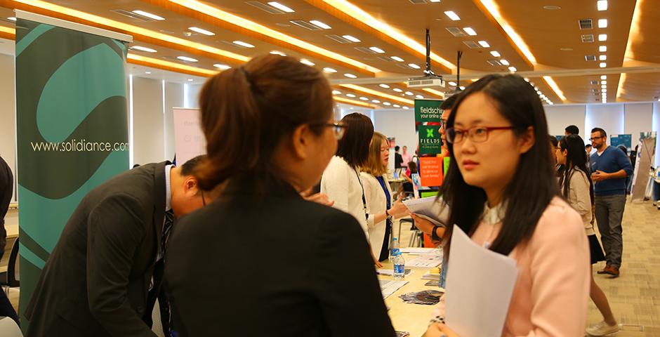 2015年10月16日， 上海纽约大学为本校学生举办的秋季实习供需见面会吸引了来自商业、金融、IT、教育、医疗、咨询、人事等领域几十家企事业到场招聘。 (摄影：吴眉)