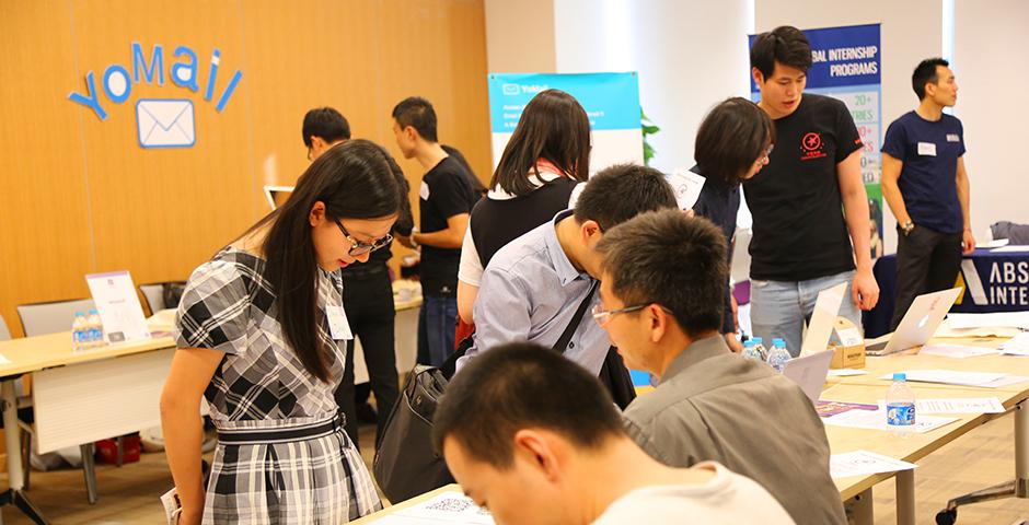 2015年10月16日， 上海纽约大学为本校学生举办的秋季实习供需见面会吸引了来自商业、金融、IT、教育、医疗、咨询、人事等领域几十家企事业到场招聘。 (摄影：吴眉)