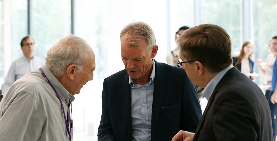 10月27日，诺贝尔经济学奖得主迈克尔·斯宾塞(Michael Spence)来到上海纽约大学，与师生们共进午餐，讨论全球经济风向。他说，相对于发达国家，对于中国的整个经济体量来说，金融市场的发展尚有很大的空间。 (摄影: Dylan J Crow)