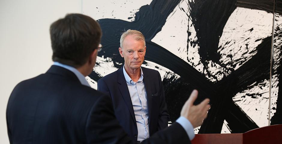 10月27日，诺贝尔经济学奖得主迈克尔·斯宾塞(Michael Spence)来到上海纽约大学，与师生们共进午餐，讨论全球经济风向。他说，相对于发达国家，对于中国的整个经济体量来说，金融市场的发展尚有很大的空间。 (摄影: Dylan J Crow)