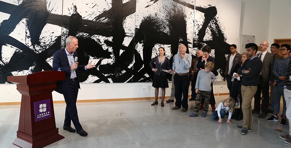 10月27日，诺贝尔经济学奖得主迈克尔·斯宾塞(Michael Spence)来到上海纽约大学，与师生们共进午餐，讨论全球经济风向。他说，相对于发达国家，对于中国的整个经济体量来说，金融市场的发展尚有很大的空间。 (摄影: Dylan J Crow)