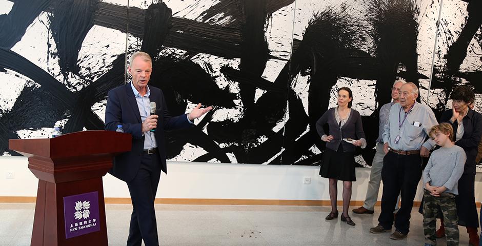 10月27日，诺贝尔经济学奖得主迈克尔·斯宾塞(Michael Spence)来到上海纽约大学，与师生们共进午餐，讨论全球经济风向。他说，相对于发达国家，对于中国的整个经济体量来说，金融市场的发展尚有很大的空间。 (摄影: Dylan J Crow)