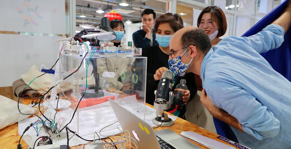 互动媒体艺术：交互实验室2022届学生杨加尼设计了“干涉液体耳机”。这是一款声控机器，展示声波如何在水中传播、振动和干涉。