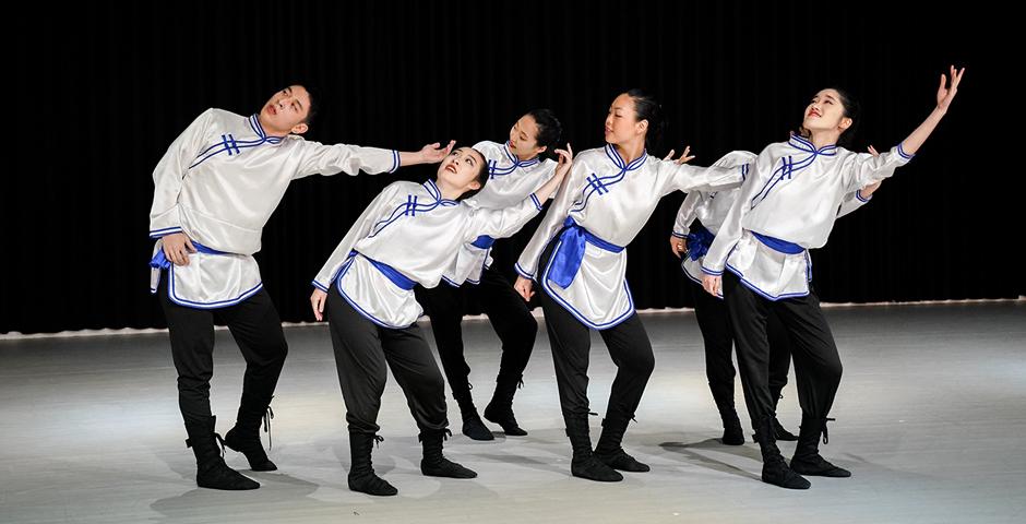 在蒙古舞《我们走了多远》（“How Far Have We Gone”) 中，中国北方舞蹈课上的学生用铿锵有力的舞蹈动作，体现了草原上的人们如何相遇、分离和交流。负责编舞的舞蹈艺术助理教授陶思烨说：“尽管有些学生没有舞台经验，但他们表演得很好。”