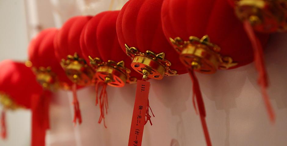2月22日，中外学生齐聚餐厅欢度元宵节。搓汤圆、写对联、做灯笼、打灯谜……在喜庆的中国民乐里，在重温节日的传统活动中，大家尽情享受元宵佳节带来的乐趣！（摄影：胡文倩）