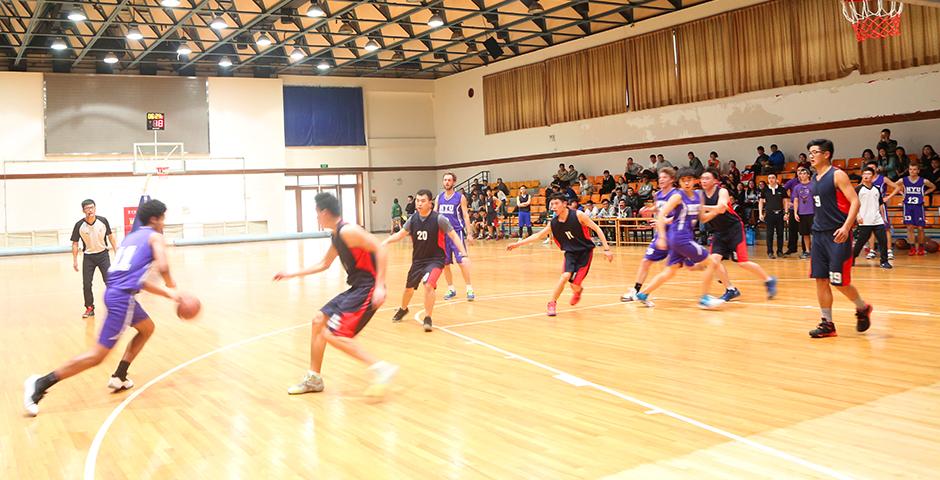 The NYU Shanghai Men's basketball team went toe to toe with Shanghai Normal University on March 5, with the game rallying to a tie at 74-74. (Photo by: Annie Seaman)