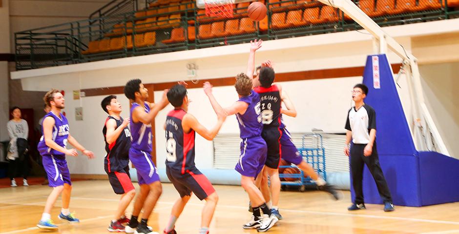 The NYU Shanghai Men&#039;s basketball team went toe to toe with Shanghai Normal University on March 5, with the game rallying to a tie at 74-74. (Photo by: Annie Seaman)