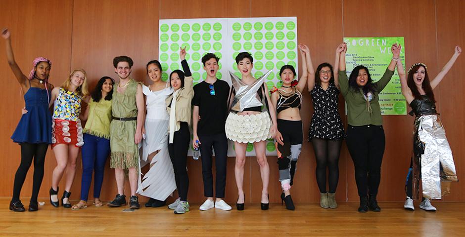 上海纽约大学四月绿色周(GoGreen Week)于4月11日拉开了序幕！中外创业家、艺术家和环境学者来到校园，与同学们分享并践行可持续发展理念的多元故事与创业经验。11日中午在餐厅举办的利用废弃材料设计的时装秀（Trash Fashion Show）让大家眼前一亮！（摄影：吴眉）