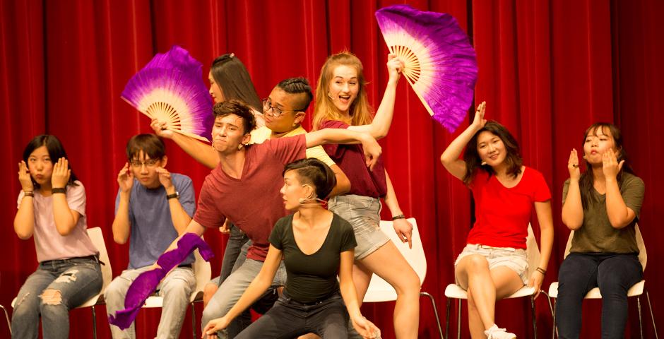 9月9日，在喜马拉雅艺术中心，为时90分钟的音乐剧活力上演。12位同学穿着12种不同颜色的T恤，洒脱热情地用一场Reality Show歌舞音乐剧呈现了上海纽约大学的“校园万象”。（摄影：Shikhar Sakhuja）