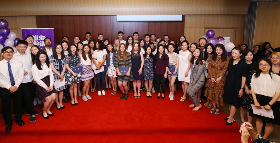 5月22日上午，上海纽约大学举行了2018届毕业生学位荣誉与奖项颁发典礼。这是见证毕业生四年来努力学习、积极探索，最终收获成果的重要时刻。学校领导、学部主任、各位教授以及学生家长出席了典礼，与毕业生共庆他们所取得的成就。（摄影：NYU Shanghai）