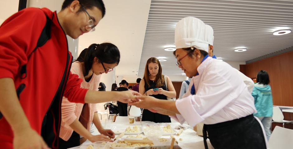9月28日，一年一度的上纽大“饺子节”又登场了！学校餐厅准备了一万个饺子， 让同学们品尝到各种馅料的饺子。国际学生还忙着向大厨学包饺子。这项也许只有在中国才能get到的技能，一定会在今后让他们在自己的国家和世界各地发扬光大。（摄影：胡文倩）
