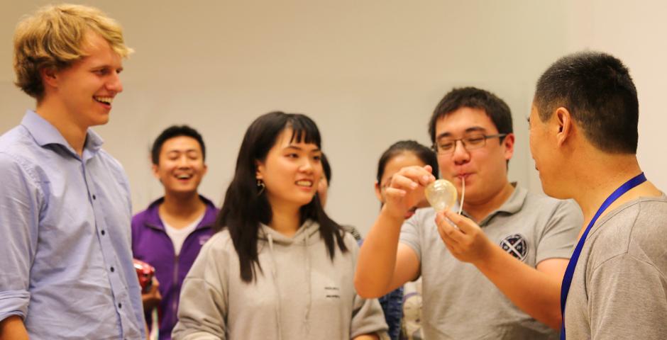 10月26日，两位中国传统艺术大师指导上纽大学生学习画糖画。用糖稀写字、作画，栩栩如生的动物跃然呈现，这就是民间工艺的艺术魅力。（摄影：胡文倩）