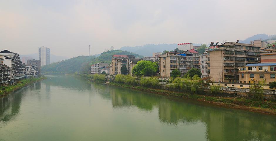 Twelve students from NYU Shanghai visited Hunan Province under a Dean’s Service Scholar (DSS) trip for rural education work during March. NYU Shanghai students used project-based methods to present English lessons at the Suining No. 1 High School. (Photos by: Shikhar Sakhuja)