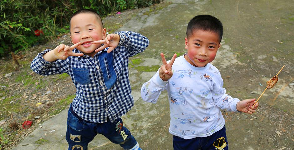 Twelve students from NYU Shanghai visited Hunan Province under a Dean’s Service Scholar (DSS) trip for rural education work during March. NYU Shanghai students used project-based methods to present English lessons at the Suining No. 1 High School. (Photos by: Shikhar Sakhuja)