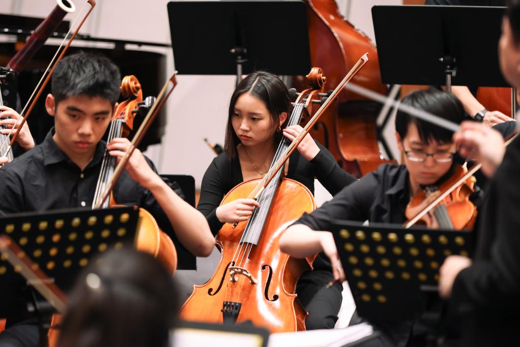Cellist Phoebe Lemon ‘24 joined the orchestra as soon as she got out of quarantine in January. “This was my first concert since March of 2020! I missed my instrument so much during quarantine in the States when I couldn’t go to any rehearsals or lessons,” she said. “Sometimes it’s easy to forget how much doing things we love improves our overall happiness and mental health, but we shouldn’t take them for granted.”