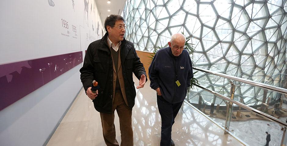 2015年3月14日，130名上海纽约大学的教授、员工及家人，做客静安雕塑公园中华文化传播室，参观上海自然博物馆新馆。（摄影：余儒文，张蓓佳）