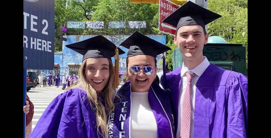 本届毕业生Lana Damian、Tenielle Ellis和Alexander Cleveland身着紫罗兰色的毕业袍，庆祝顺利毕业