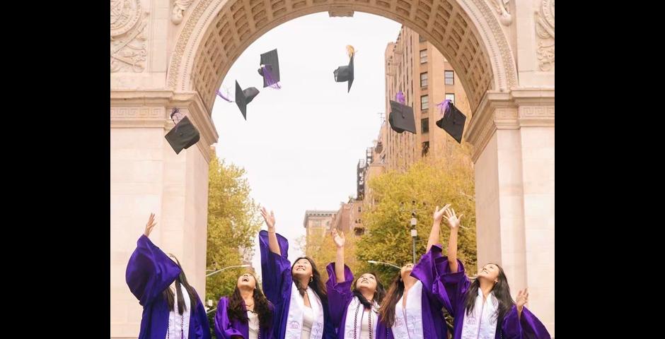 毕业生在华盛顿广场公园的凯旋门下扬起学士帽