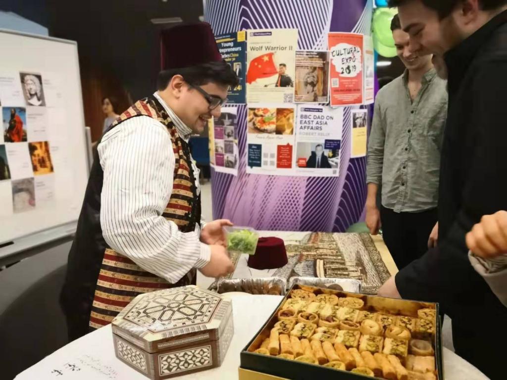 叙利亚特色甜食和小吃是文化博览会上的热门美食摊位。
