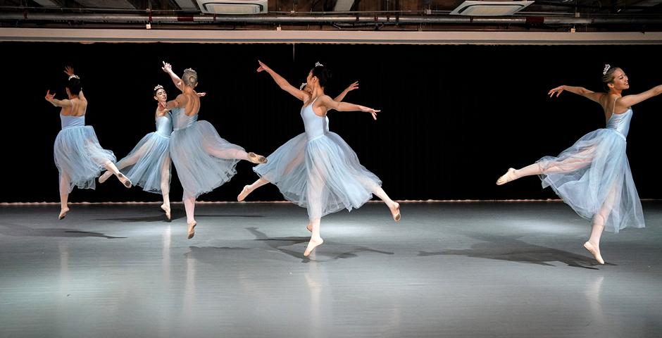 陶思烨教授改编重排了George Balanchine的编舞作品《胡桃夹子》（“The Nutcracker”），来自芭蕾舞课的学生们优雅一跃。