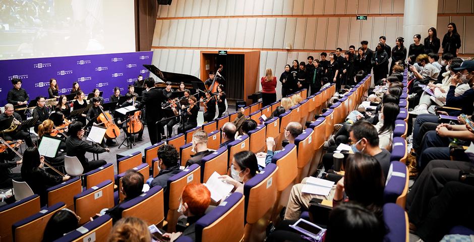 12月12日，上纽大的乐团与合唱团给音乐爱好者们带来了一场视听盛宴。在艺术学教学副教授、艺术学专业本科培养负责人程悦的指挥下，上纽大室内交响乐团以勃拉姆斯的《匈牙利舞曲第一号》（“Hungarian Dance No.1”）拉开了音乐会的序幕，随后为大家呈现了几首经典中国音乐作品和一首圣诞歌曲。