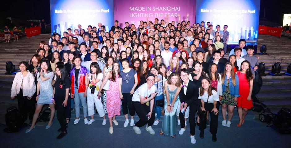 在“筑梦上海，点亮明珠”的演出后，毕业生们来一张集体自拍。
