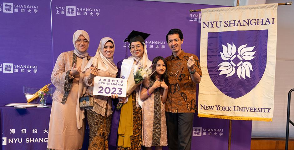 Aishya Elysia '23 (center). ©Myaskovsky: Courtesy of NYU Photo Bureau