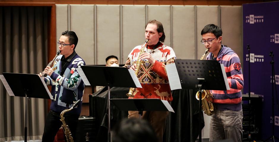 The NYU Shanghai Jazz Ensemble brought a chill vibe with five lighthearted music pieces composed or arranged by Clinical Assistant Professor of Arts Murray James Morrison, including the romantic “Kiss Me Right Now” and the festive “Santa Baby.”