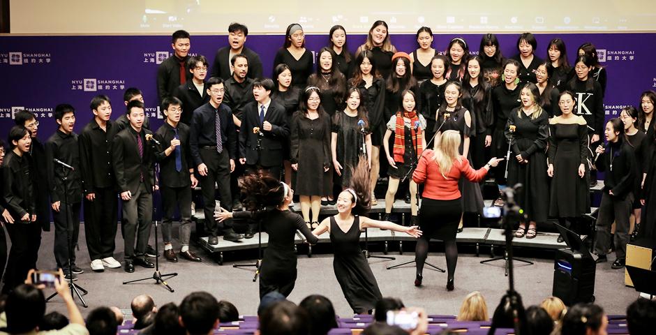The concert reached a climax as the NYU Shanghai Chorale, the Chamber Singers, and the A cappella group performed “Abba Forever” from the hit musical Mamma Mia!. The chorale also rocked the house with their performances of “Another Day of Sun” from LaLa Land, “We Don’t Talk About Bruno” from the Disney animated film Encanto, and “Can’t Take My Eyes off You.”